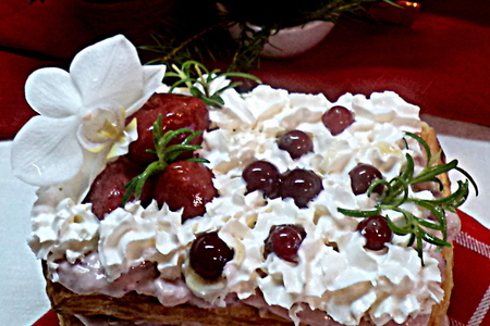Фото к рецепту:  наполеончик "ягоды на снегу" с легким кремом клюквенно- творожным с  клубникой и бананом!
