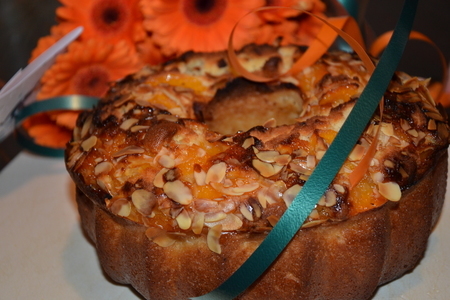 Фото к рецепту: Кекс - гибрид с персиками и миндалем 
