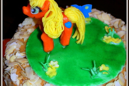 Фото к рецепту: Торт на день рождения "маленький пони"