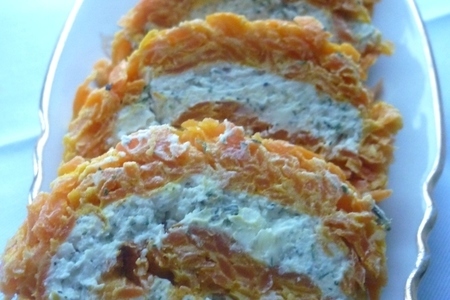 Фото к рецепту: Морковный рулет с творожным сыром
