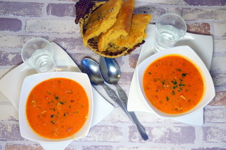 Фото к рецепту: Итальянский острый суп из паприки с анисовой водкой для иветты