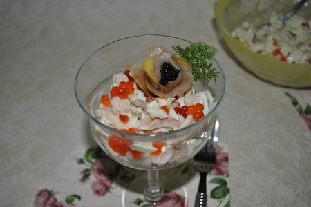 Фото к рецепту: Салат для торжественных случаев с осетриной, кальмарами и икрой