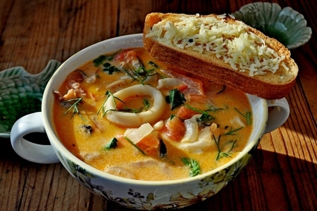 Фото к рецепту: Сливочный суп с морепроуктами,томатами и пармезановыми гренками