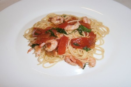 Как приготовить спагетти с креветками и томатом. паста с креветками, готовим дома