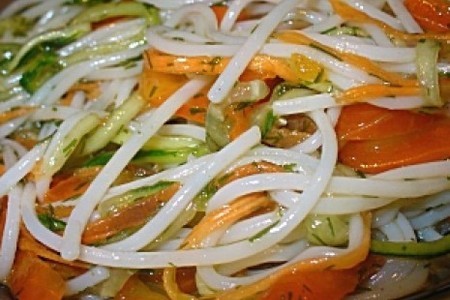 Фото к рецепту: Салат "лапша с овощами"