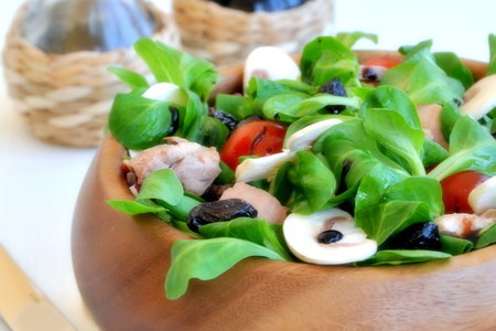 Легкий постный салат с печенью трески, грибами и помидорами