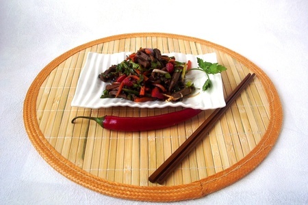 Фото к рецепту: Салат с языком и чечевицей на китайский манер.