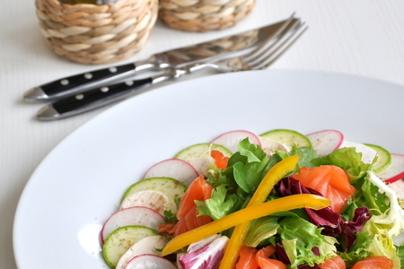 Фото к рецепту: Салат-карпаччо из молодых овощей с маринованным лососем