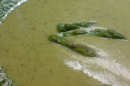 Фото к рецепту: Крем -суп из зелёной спаржи и порея  "бархатный"