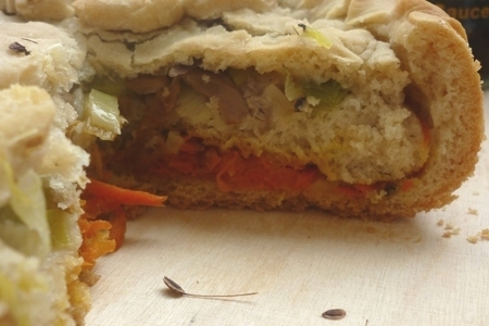 Фото к рецепту: Постный пирог с морковкой и солёными грибочками