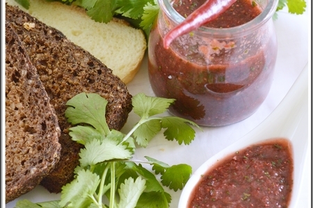 Фото к рецепту: Клубничный соус с перцем чили.