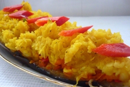 Фото к рецепту: Баклажаны, фаршированные овощным соте, под картофельной шубкой