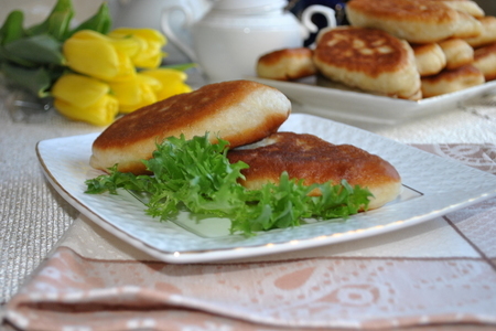 Фото к рецепту: Постные пирожки с квашеной капустой и гречкой (почти как у прабабушки)