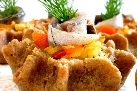 Фото к рецепту: Ржаные мини-пироги с рисом,яйцом и килькой (+ бонус малосольная килечка)