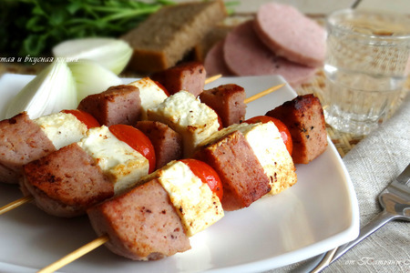Фото к рецепту: Закусочные шпажки и бутерброды для пикника