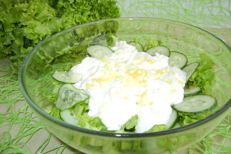 Фото к рецепту: Зелёный салат со сметаной и яйцами