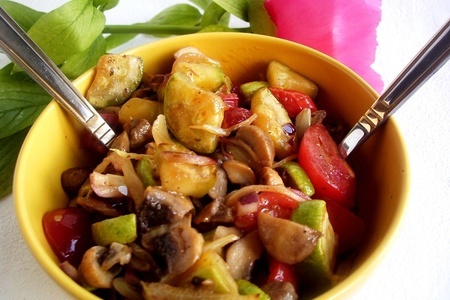 Фото к рецепту: Теплый салат из грибов с цуккини и базиликовым маслом. фм « моя иллюстрация к рецепту».