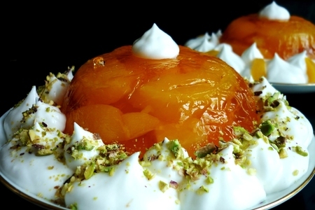 Фото к рецепту: Желейно фруктовый десерт со взбитыми сливками (проще не бывает)