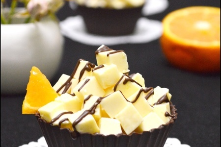 Фото к рецепту: Шоколадные корзинки с лимонным конфи и апельсиново- сливочным желе .