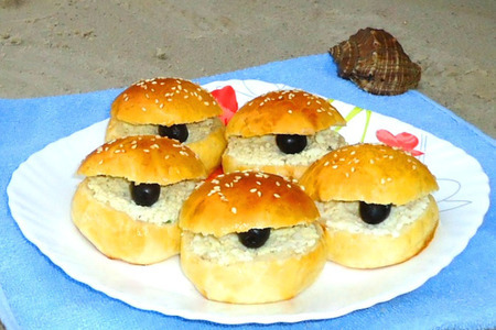 Фото к рецепту: Бутерброды "ракушки с чёрным жемчугом"