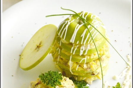 Фото к рецепту: Салат с печенью трески, рисом и яблоком.