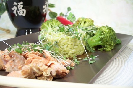 Рисовый салат  с копченым лососем