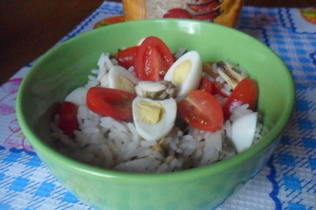 Фото к рецепту: Рисовый салат с мидиями и перепелиными яицами