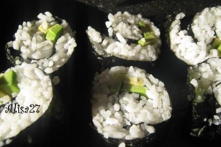 Фото к рецепту: Суши розочки с авокадо