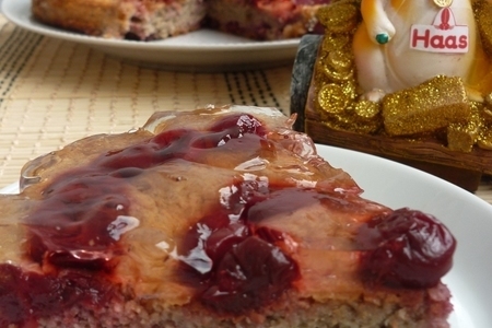 Фото к рецепту: Диетический пирог с вишнями