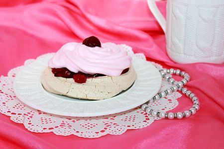 Фото к рецепту: Воздушное пирожное с вишневой начинкой под невесомой клубничной шапочкой