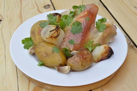 Фото к рецепту: Молодой картофель с индейкой запеченные в рукаве. 