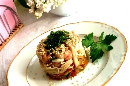 Фото к рецепту: Салат с рисовой лапшой,морепродуктами и маринованными овощами
