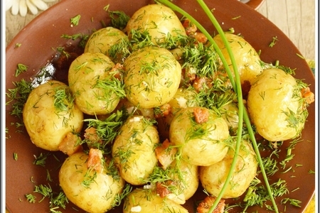 Фото к рецепту: Молодой картофель с салом, чесноком и укропом.