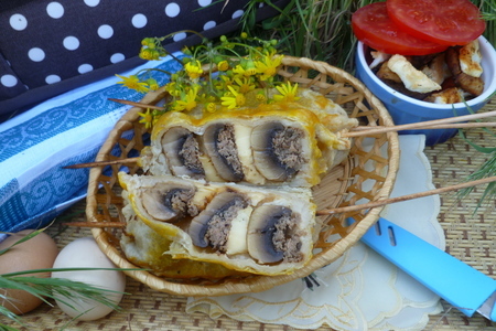 Фото к рецепту: Шампиньоны фаршированные фаршем и сыром в слоеном тесте