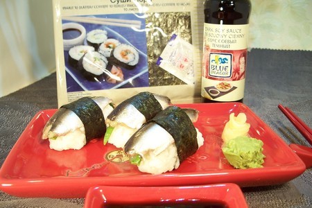 Фото к рецепту:  нигири-суши с килькой.