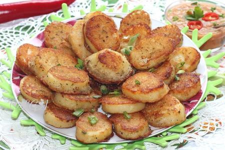 Фото к рецепту: Картофель в кляре с грибным соусом