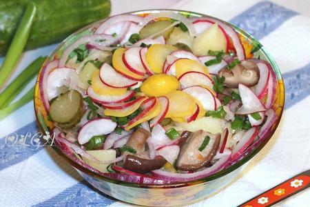 Фото к рецепту: Салат из картофеля с квашенной капустой и грибами