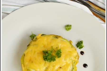 Фото к рецепту: Запеканка из молодого картофеля с кабачком и сыром.