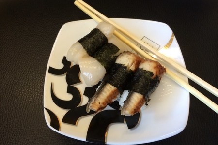 Фото к рецепту: Суши с морским гребешком и суши с угрем