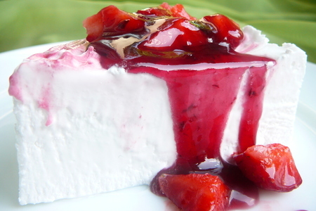 Фото к рецепту:  сливочное мороженое с фруктово-ягодным топпингом