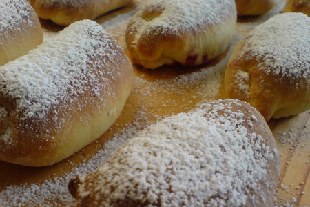 Фото к рецепту: Скандинавские кардамоновые  булочки с брусникой