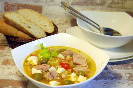 Фото к рецепту: Быстрый рыбный суп с брынзой и оливками