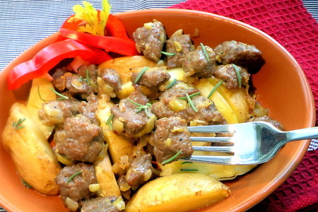 Фото к рецепту: Пикантная говядина с "айдиго" и молодым печеным картофелем!