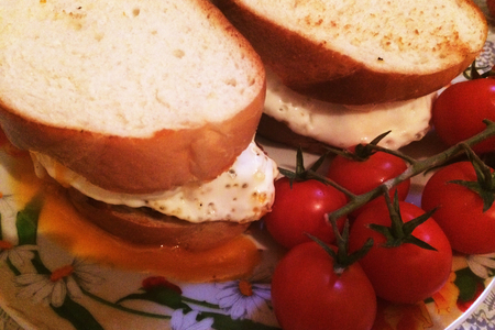 Фото к рецепту: Горячие бутерброды с ветчиной "доктор" и яичницей