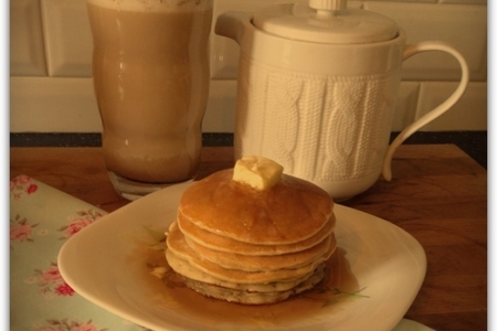 Фото к рецепту: Американский завтрак тыквенное латте с корицей и панкейки с кленовым сиропом