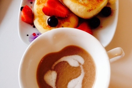 Фото к рецепту: Доброе утро, любимый!сердечное кофе и румяные сырнички