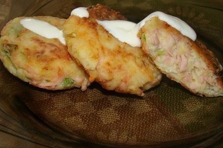 Фото к рецепту: Биточки картофельные с колбасой