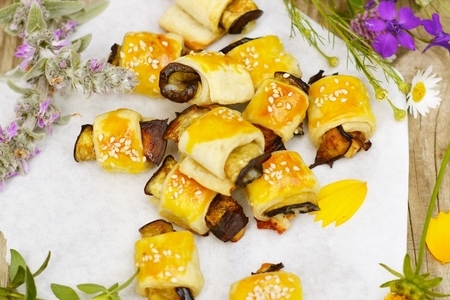 Фото к рецепту: Закускаиз баклажана с сыром в слоеном тесте.