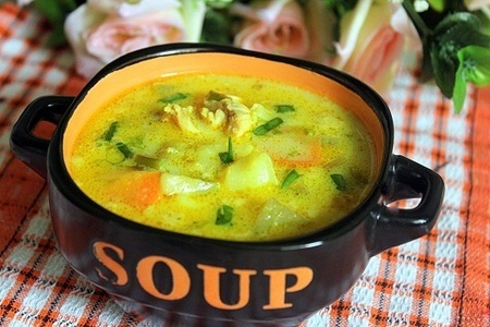 Фото к рецепту: Куриный суп карри с кабачком и рисом