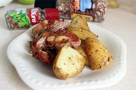 Фото к рецепту: Запеченные свиные ребрышки с ароматным картофелем